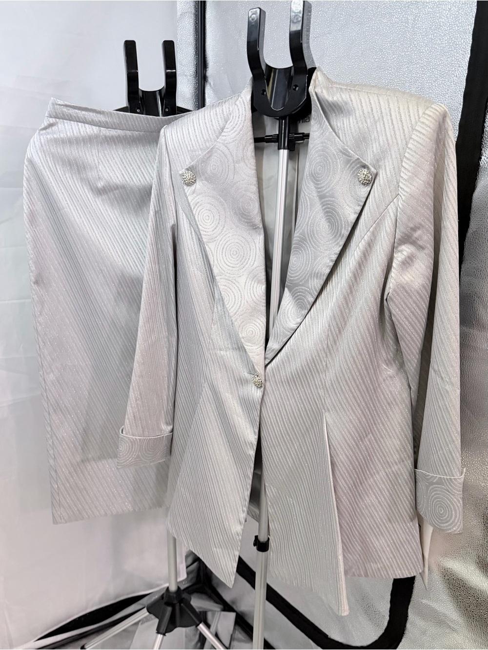 Caramia Woman's 2 PC  Metallic Silver Skirt Suit Evening Rhinestone Size 14 NWT